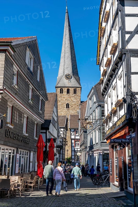 The old town of Hattingen, half-timbered houses, gastronomy in the street Kirchplatz, Protestant church St. Georg, North Rhine-Westphalia, Germany