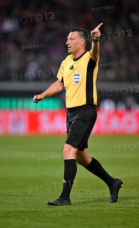 Referee Referee Sven Jablonski Gesture Gesture Relegation, Bundesliga, Voith-Arena, Heidenheim, Baden-Württemberg, Germany