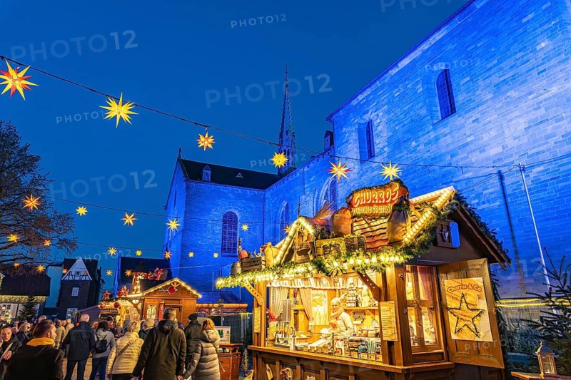 Christmas market and St. Patrokli Cathedral in Soest at dusk, North Rhine-Westphalia, Germany