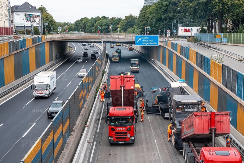 Rehabilitation of the A52 motorway near Essen, an 8 km long section between the Essen-Kettwig junction and the Essen-Ost motorway junction was completely renovated over a period of 9 years, 6 lanes, new drainage pipes, carriageway, bridges, noise barriers, traffic facilities, here the last section, direction Düsseldorf, new carriageway surface, laying of porous asphalt, whispering asphalt, at the Essen-Rüttenscheid junction, North Rhine-Westphalia, Germany
