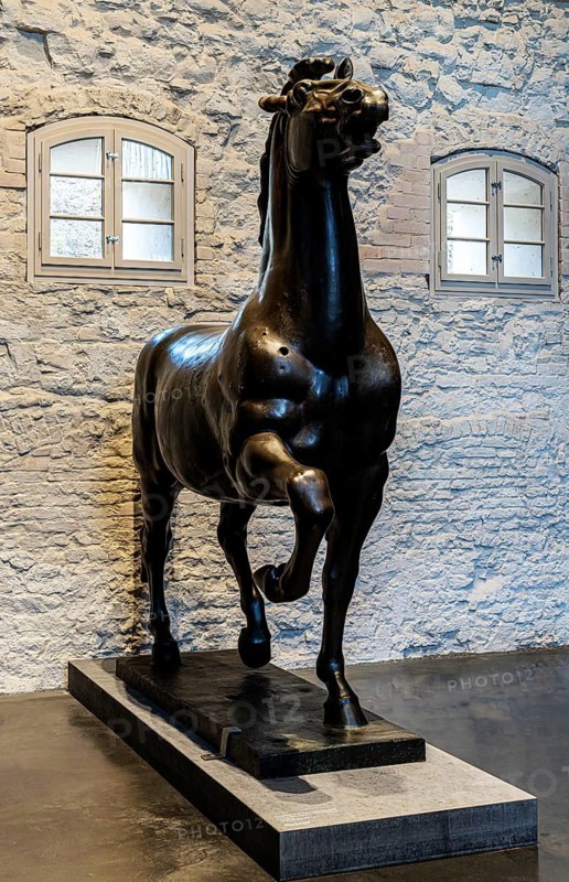 Bronze sculpture of striding horses, Proviantmagazin Zitadelle Spandau, exhibition Enthüllt, Figuren, Denkmäler und Skulpturen, Berlin, Germany