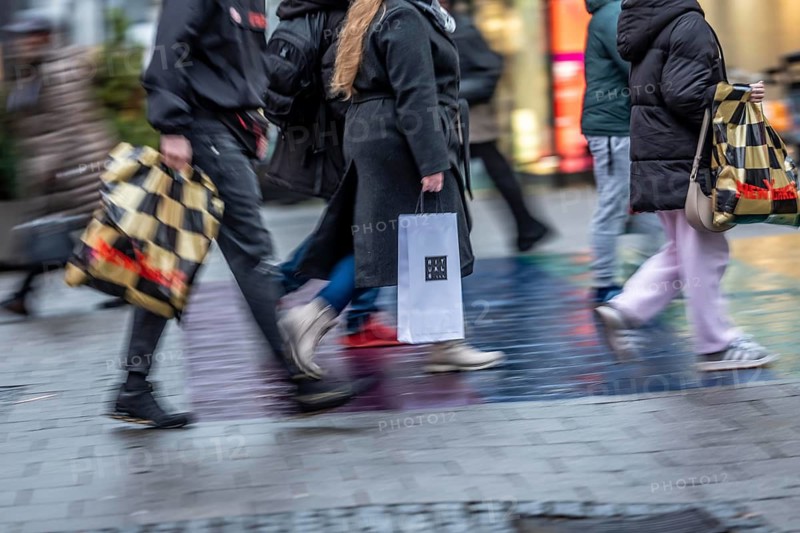 Pedestrian zone, passers-by hurrying, shopping between the years, exchanging, shopping bags, Kettwiger Straße, Essen, North Rhine-Westphalia, Germany