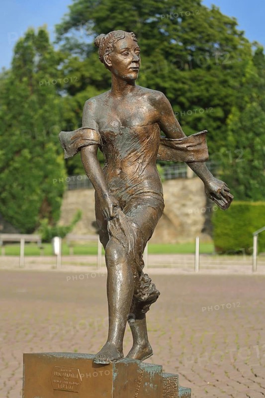 Sculpture of Duchess Luise Dorothea of Saxe-Gotha-Altenburg and Princess of Saxe-Meiningen with baroque historical clothing by sculptor Bernd Göbel, 2017, monument, aristocracy, aristocrats, nobility, walking, elegant, bronze, main market, Gotha, Thuringia, Germany