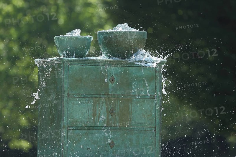 Furniture fountain sculpture by Ralf Dingeldein 1995, modern art, bronze sculpture, greenspan, dresser with vases and bowls, dishes, drawers, water features, water drops, water splashes, Dr.-Winfried-Stephan-Platz, Kelkheim, Taunus, Hesse, Germany