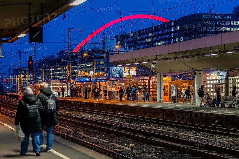 Regional train at Cologne-Messe/Deutz station, 2nd largest train station in Cologne, transfer station between long-distance and local transport, exhibition station, 8 platform tracks, Lanxess Arena arch, North Rhine-Westphalia, Germany