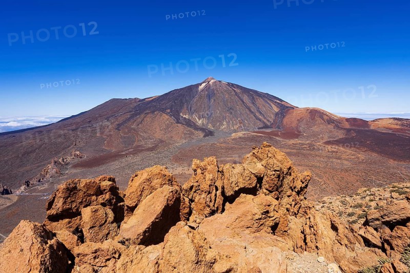 Mountain hiking, view from the summit of Montana Guajara to Mount Teide, Teide National Park, Tenerife, Canary Islands, Spain