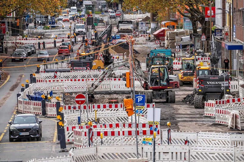 Large-scale construction site on Alleestrasse in downtown Bochum, road construction, construction of new cycle lanes, sidewalks, road surfaces, renewal of canals and water collection systems, trenches, for rainwater, greening, sustainable and modern road conversion, North Rhine-Westphalia, Germany