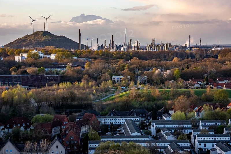 Ruhr Öl GmbH BP Gelsenkirchen, refinery, in Gelsenkirchen-Scholven, production of products from mineral oil, gasoline, diesel, kerosene, Halde Scholven, with 2 wind turbines, North Rhine-Westphalia, Germany