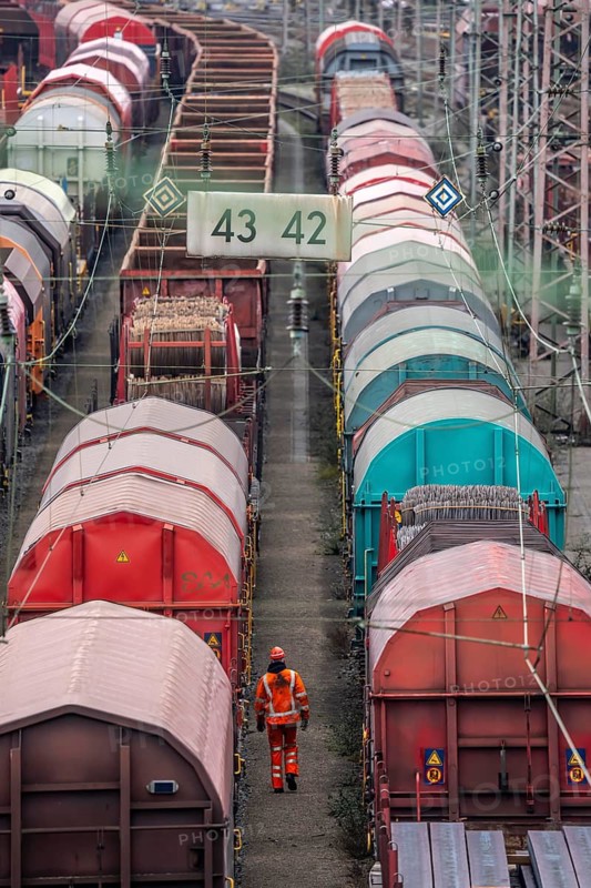 Shunters, check the assembled freight cars at the Hagen-Vorhalle marshalling yard, is one of the 9 largest in Germany, it is located on the Wuppertal-Dortmund railway line and has 40 directional tracks on which freight trains of all types are assembled, North Rhine-Westphalia, Germany