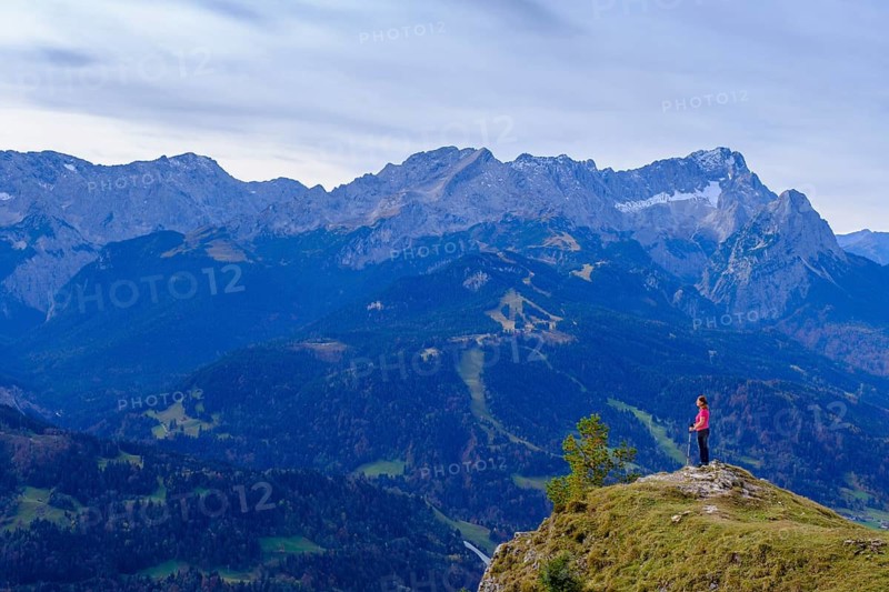 Bergsteiger am Panoramaweg, am Wank, hinten Zugspitze, Garmisch-Partenkirchen, Werdenfelser Land, Upper Bavaria, Bavaria, Germany