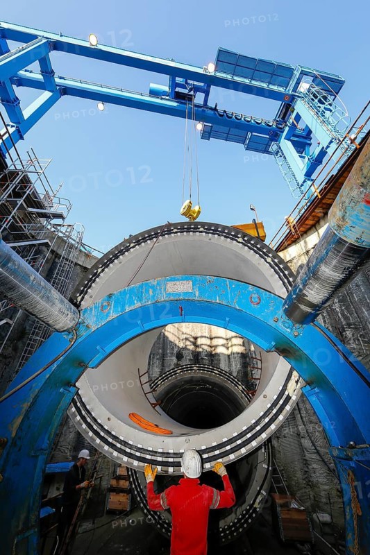 Emscher conversion theme photo, the Emscher system will be wastewater-free in 2021 - new construction of a sewer on the Boye, the second largest tributary of the Emscher, lifting of a DN 3500 sewer pipe during tunnelling in the shaft, the Boye is being renaturalised, is being converted into a near-natural watercourse, was previously an open, above-ground wastewater sewer, Combined sewer with surface water and wastewater, the ecological conversion of the Emscher system consists of the construction of a central wastewater treatment system in the Ruhr area, the construction of sewers and the renaturalisation of the Emscher and its tributaries, Bottrop, Ruhr area, North Rhine-Westphalia, Germany, archive photo from 13.11.2014