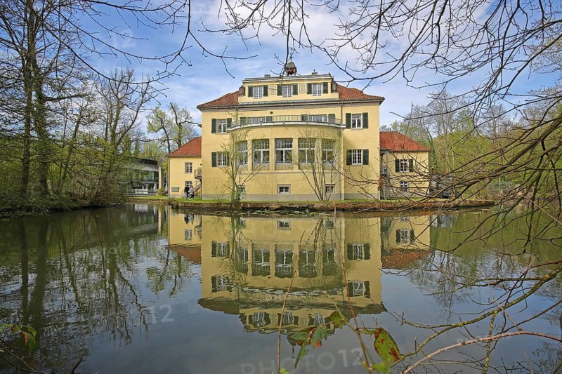 Eulenbroich Castle with reflection in the pond, Wasserschloss, Rösrath, Bergisches Land, North Rhine-Westphalia, Germany
