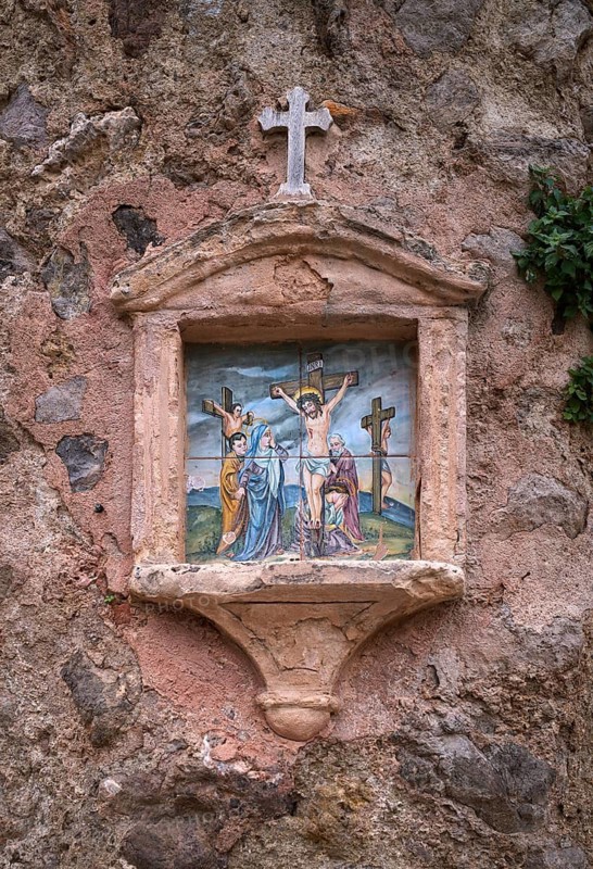 Motif Crucifixion of Jesus, Baldosa, image of a saint, wall tile on the wall of a house, artist village Deià, Tramuntana Mountains, Serra de Tramuntana, Majorca, Balearic Islands, Balearic Islands, Spain