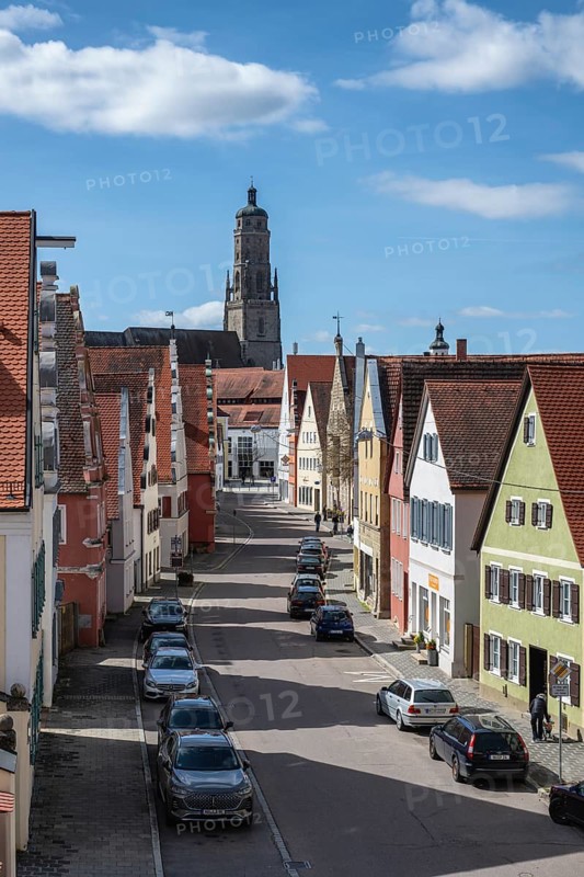 Löpsinger Straße in the old town of Nördlingen with the 90 meter high Daniel, a 90 meter high church tower of St. Georg Church, Donau-Ries district, Nördlinger Ries, Bavaria, Germany