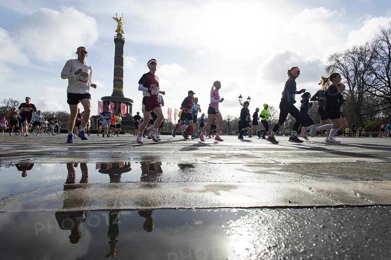 Runners run on the Big Star in front of the Victory Column at the 45th Generali Berlin Half Marathon 2026 in Berlin on 29.03.2026