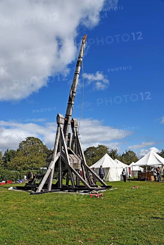 Europe, Germany, Hamburg metropolitan region, Lower Saxony, Stade district, Samtgemeide Apensen, Beckdorf district, Beekhoff, Blidenfest, medieval festival, siege weapon, Blide or Trébuchet