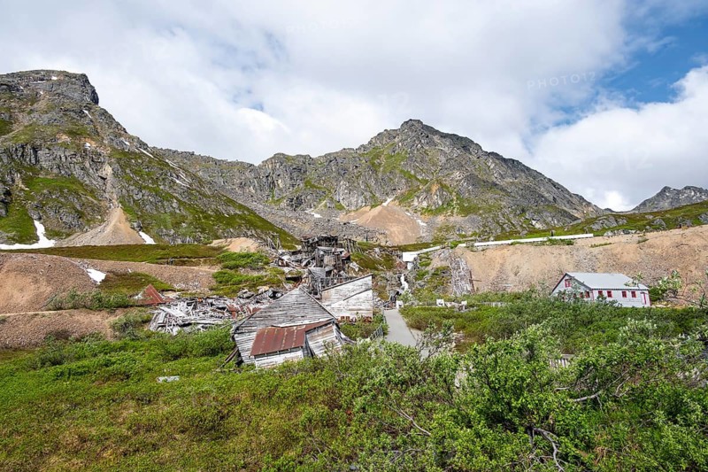 Building of the former Gold Mine Independence Mine in mountainous landscape, Independence Mine State Historical Park, Hatcher Pass, Talkeetna Mountains, Alaska, USA