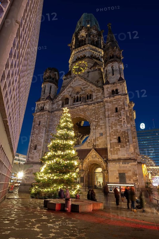 Illuminated Christmas tree in front of the Kaiser Wilhelm Memorial Church, Blue Hour, Breitscheidplatz, Charlottenburg, Berlin, Germany