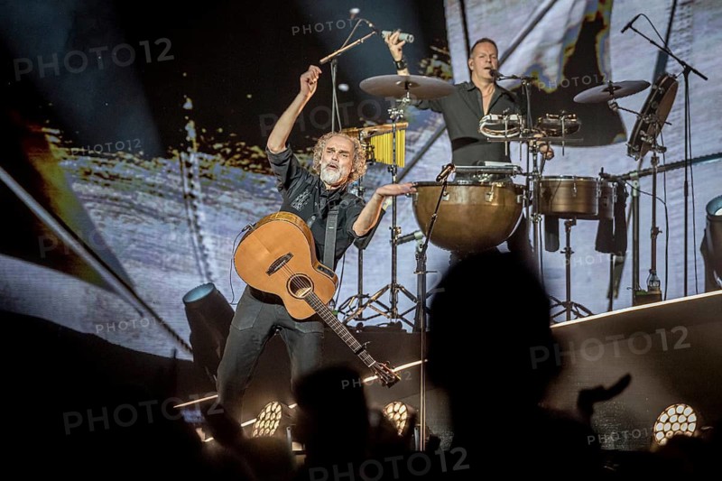 Hans-Timm Timsen Hinrichsen, singer and guitarist of Santiano live on There is something together tour in Berlin's Uber Arena on 11.04.2026
