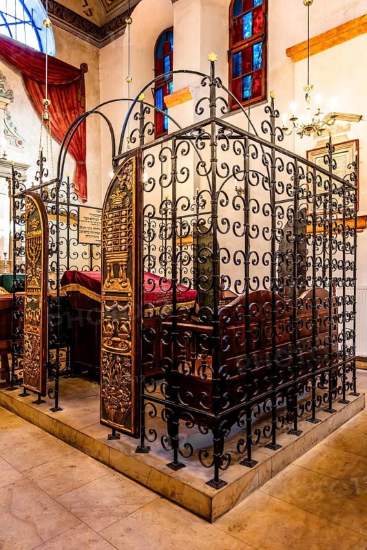 Bima, Remuh Synagogue, 1553, one of two synagogues still in use today, Kazimierz Jewish Quarter, important, formerly independent district that has developed into an important center of Jewish culture since the 14th century, Krakow, Poland