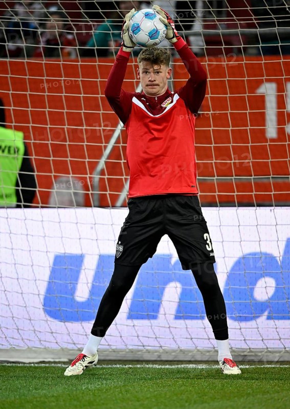 Warm-up training Goalkeeper Alexander Nübel VfB Stuttgart (33) with ball WWK Arena, Augsburg, Bavaria, Germany