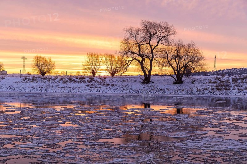Cold winter morning on the Elbe with floating ice floes, snow and dawn at sunrise, Kötzschenbroda, Radebeul, Saxony, Germany
