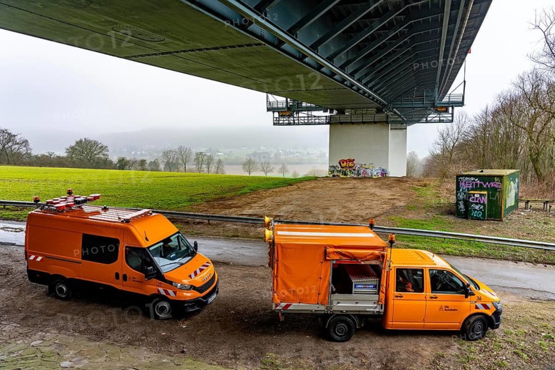 Autobahn GmbH vehicles under the Ruhr Valley Bridge, work in the bridge box, during the closure of the A52 motorway, between AK Breitscheid and AS Kettwig, in the direction of Essen, a transitional structure where the roadway merges with the Ruhr Valley Bridge is damaged and must be renewed, how long the repair will take is still unknown, the consequences are long traffic jams and delays for car drivers, the bridge is damaged and must be renewed by more than 8 0.000 vehicles are used and are to be replaced in the long term, it was completed in 1966, it is the longest Steel road bridge in Germany