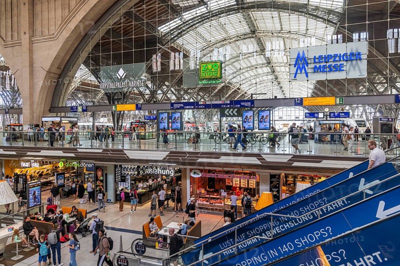 Promenades, shops and shops at Leipzig Central Station, Saxony, Germany