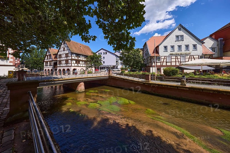Erbacher brewhouse, restaurant, river Mümling, car and pedestrian bridge, metal railings, trees, half-timbered houses, Lustgartenstraße, Jahnstraße, market square, Erbach, Odenwald, Odenwaldkreis, Hesse, Germany