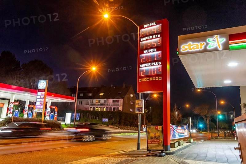 Gas station, high fuel prices due to the war in the Middle East, display board, Esso and Star gas station, Zeunerstraße, B224, in Essen, North Rhine-Westphalia, Germany