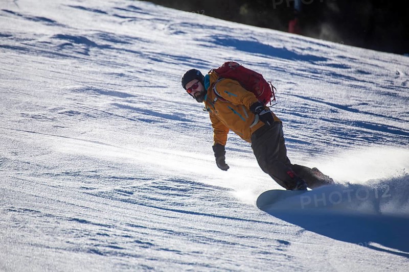 Oberjoch, Bavaria: Experienced snowboarder on a red piste