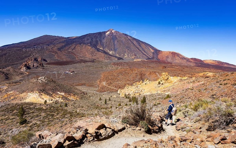 Mountain hiking, hikers on the way to Montana Guajara, Canada del Capricho rock formation with view to Teide, Teide National Park, Tenerife, Canary Islands, Spain