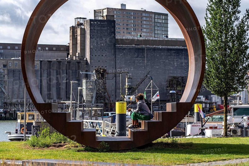 Walk-in steel sculpture on Maashaven Noordzijde street, in the Katendrecht neighbourhood, Feijenoord district of Rotterdam, on the Maashaven, Netherlands