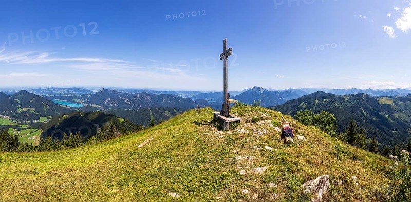 Summit cross on the Faistenauer Schafberg with a view of Lake Fuschl, Osterhorn group, Salzkammergut, Salzburg province, Austria