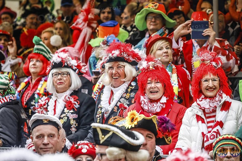 Colourfully costumed carnivalists celebrate carnival in Cologne, on Weiberfastnacht the street carnival is traditionally opened on the Alter Markt, which then reaches its climax on Rosenmontag, Cologne, Rhineland, North Rhine-Westphalia, Germany
