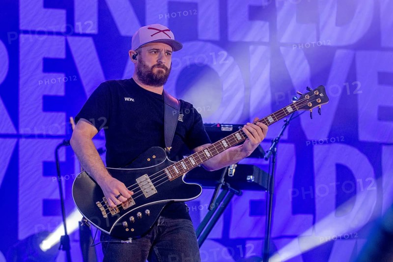 Chris Rodriguez, bassist of Revolverheld live at the Potsdam Stadtwerkefest, 13.07.2024