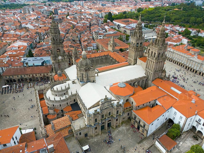 The aerial view shows a cathedral and red roofs in a city with historic buildings and green areas, aerial view, cathedral, Santiago de Compostela, autonomous community of Galicia, place of pilgrimage, destination of the Way of St James, Spain