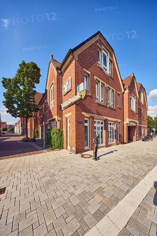 Volksbank Westmünsterland eG, pedestrian zone, commercial building, residential building, brick building, lantern, street made of concrete paving stones and paving slabs, trees, blue sky, intersection of Wilhelmstraße, Hermannstraße and Markt, Lüdinghausen, Münsterland, Coesfeld district, North Rhine-Westphalia, Germany
