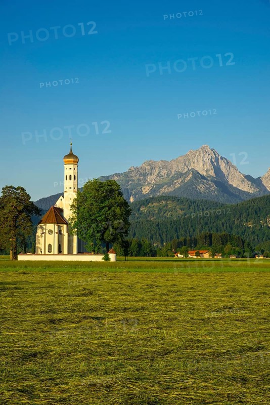 Baroque church of St Coloman, behind it the Tannheim mountains, Schwangau, Ostallgaeu, Allgaeu, Swabia, Bavaria, Germany