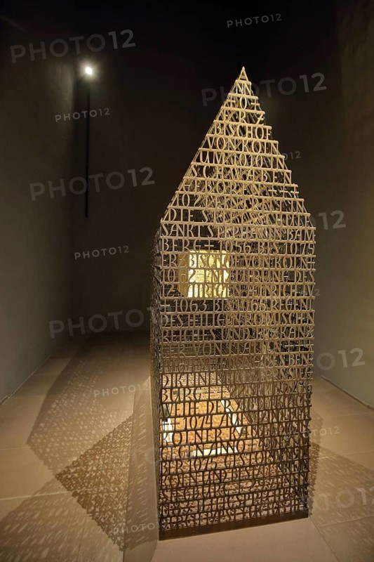 Annoschrein by artist Brody Neuenschwander 2021, modern art, letters with inscription, metal mesh, shrine, monastery church, St. Michael Abbey, Michaelsberg, Siegburg, Bergisches Land, North Rhine-Westphalia, Germany