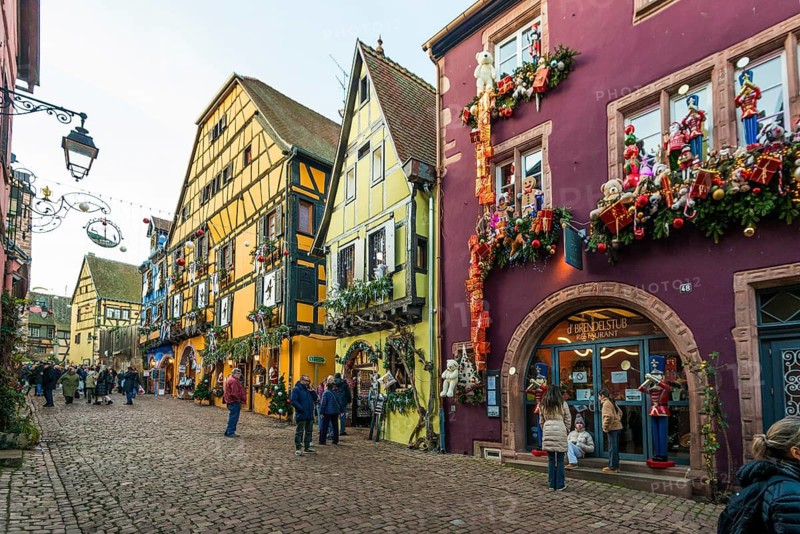 Christmassy decorated half-timbered houses, Christmas market, Riquewihr, Grand Est, Haut-Rhin, Alsace, France