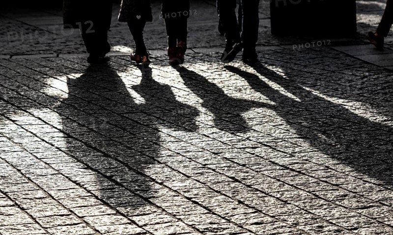 Pedestrians in a pedestrian zone, winter, long shadows, Dortmund, North Rhine-Westphalia, Germany