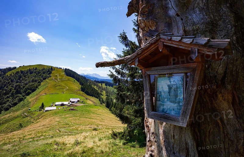 Wayside shrine with view to Oberwiesalm and Loibersbacher Höhe, Osterhorngruppe, Salzkammergut, Salzburg province, Austria