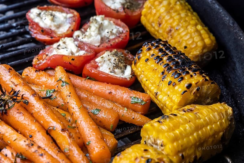 You can also grill vegetarian food without meat. Vegetables such as carrots, tomatoes and sweetcorn on a kettle grill. Germany