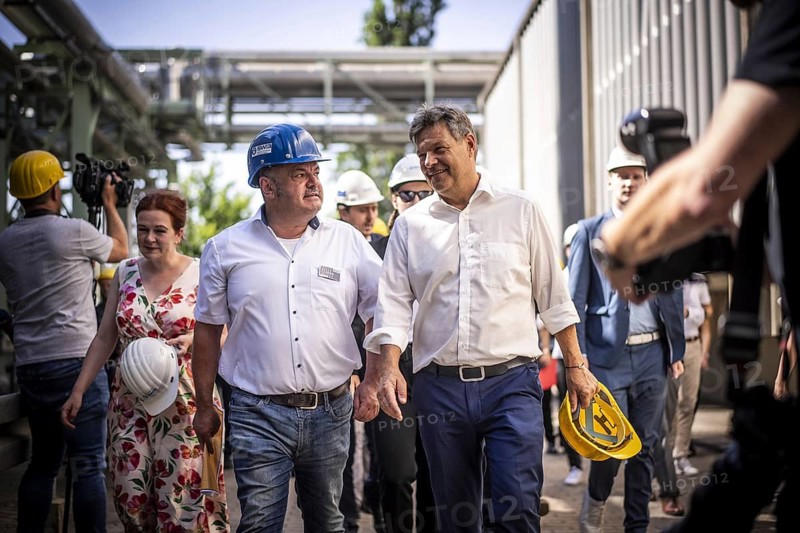 Federal Minister for Economic Affairs and Climate Protection Robert Habeck (Alliance 90/The Greens) on a summer tour of Germany. Here in Bonn, 09.07.2024 during a visit to the Stadtwerke's high-power plant Photographed on behalf of the BMWK