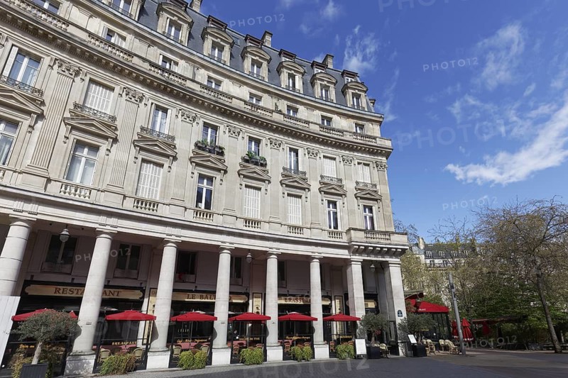 Classicist building with curved façade, Brasserie Le Baltard, Rue de Viarmes, 1st arrondissement, Paris, France