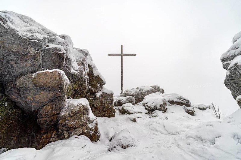 Snow-covered summit cross on the cobblestone, Bruchhauser Steine in the Sauerland, Bruchhausen, Olsberg, Hochsauerlandkreis, North Rhine-Westphalia