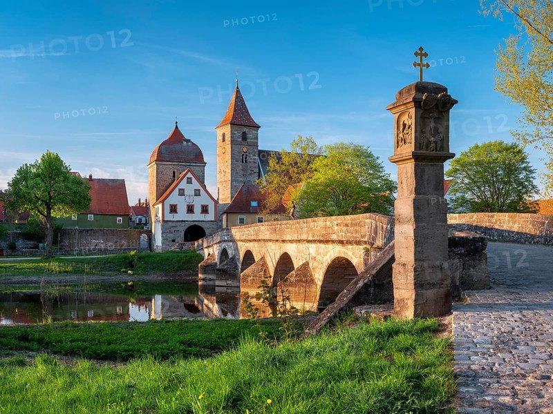 Ornbau im Altmühltal in the evening light, medieval stone bridge over the river Altmühl, Altmühl bridge with wayside shrine, city gate and parish church of St. James, Ornbau, Middle Franconia, Bavaria, Germany