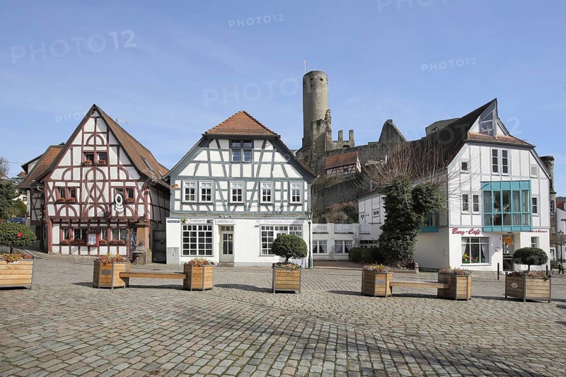 Werneplatz with half-timbered houses, restaurant and castle, Eppstein, Taunus, Hesse, Germany