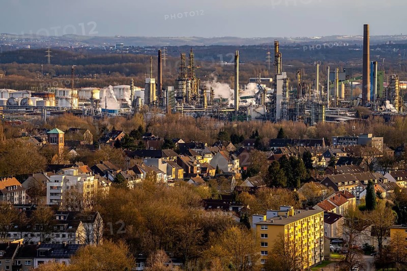 Ruhr Öl GmbH, BP Gelsenkirchen refinery, in GE-Horst, production of products from mineral oil, petrol, diesel, paraffin, view over the district Beckhausen, Gelsenkirchen, North Rhine-Westphalia, Germany